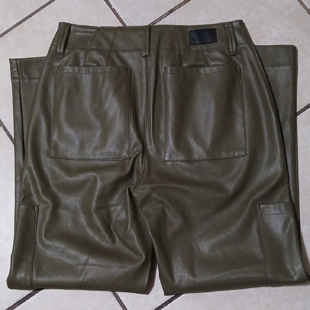 SCOOP Womens Size 6 Army Green Faux Leather High Waisted Cargo Pants - Picture 2 of 6